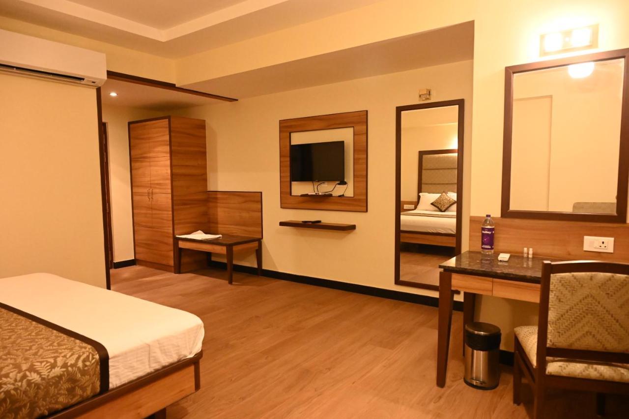 Hotel Sms Grand Imperial ฮอร์นีเบ็ชวา ภายนอก รูปภาพ