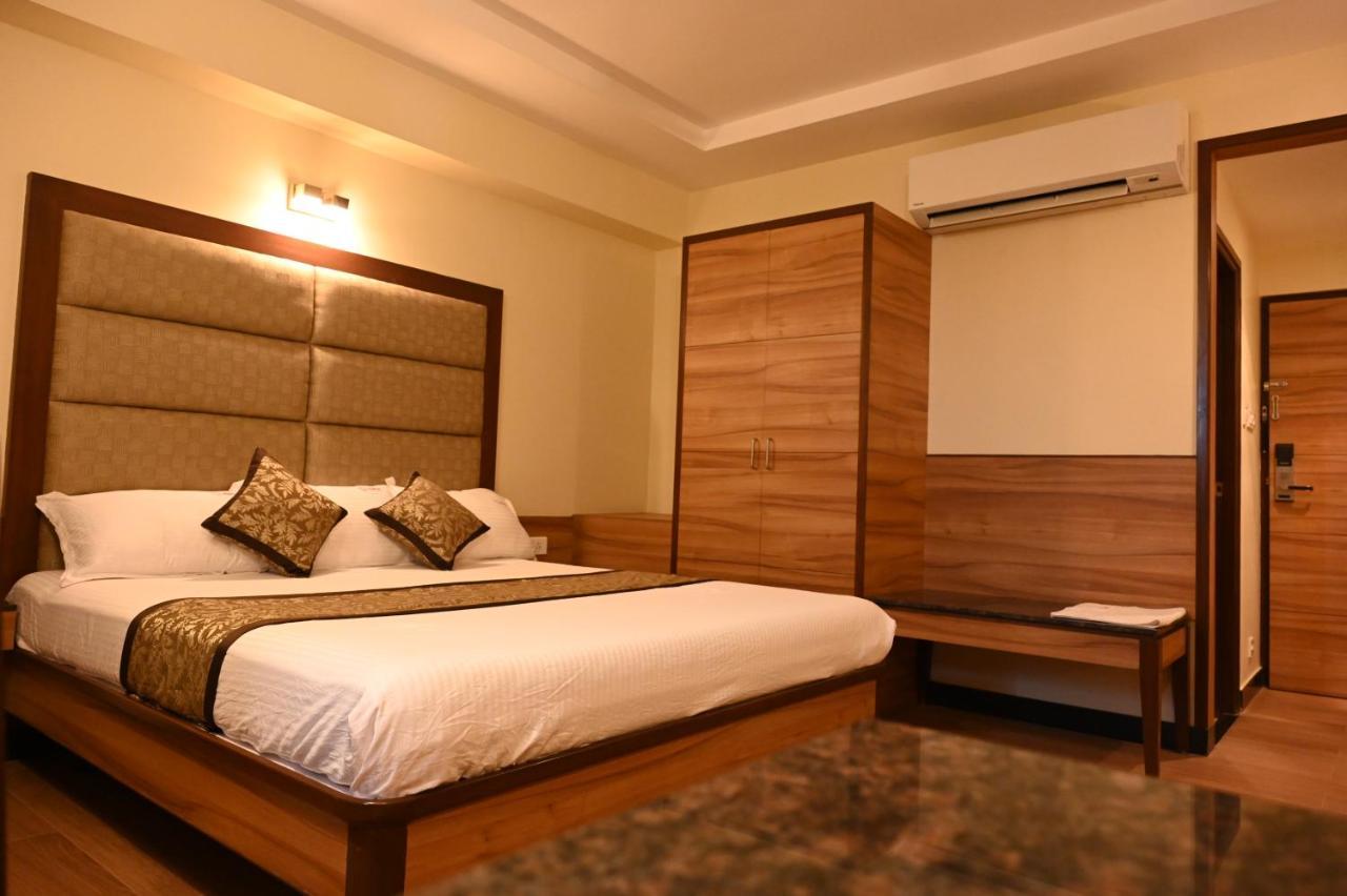 Hotel Sms Grand Imperial ฮอร์นีเบ็ชวา ภายนอก รูปภาพ