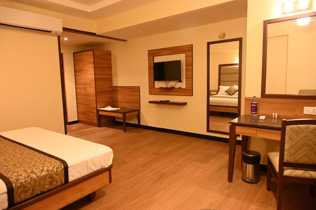 Hotel Sms Grand Imperial ฮอร์นีเบ็ชวา ภายนอก รูปภาพ